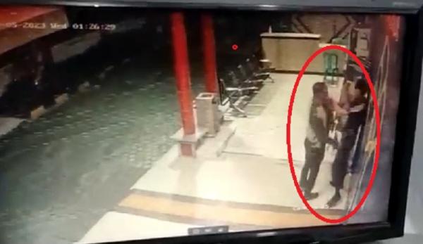 Tangkapan layar Kepala Rutan Pontianak RM memukul anak buahnya RS. (Foto: Uun Yuniar)