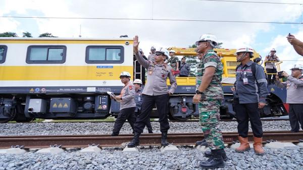 Jelang Uji Fungsi Kereta Cepat, Kapolda Jabar Cek Jalur KCJB, Masih Ada Titik Rawan