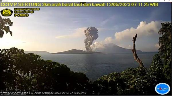 Gunung Anak Krakatau Kembali Erupsi Sabtu Pagi<