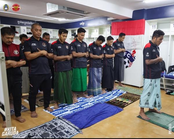 Momen Pemain Timnas Indonesia Salat Berjamaah usai Bekuk Vietnam, Fajar Jadi Imam