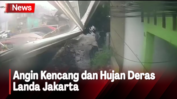 Angin Kencang, Atap Gedung Parkir Roboh Terekam CCTV di Kramat Jati