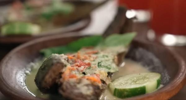 Buka Usaha Lele Santan 2 Melalui bisnis Lele Santan di warung makan miliknya, Adimas Hasnan mampu meraup omzet hingga Rp15 juta per hari. (Foto: YouTube PecahTelur)