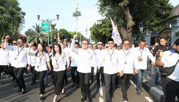 HT dan Ratusan Bacaleg Tiba di Kantor KPU Diiringi Mars Partai Perindo