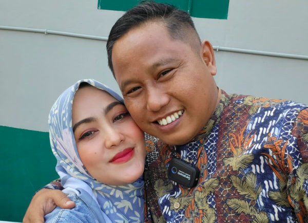 Artis menikahi pramugari cantik. (Foto: Instagram)