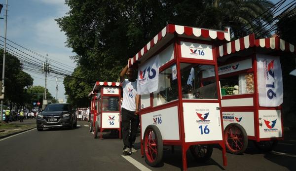 Massa Pendukung Partai Perindo Longmarch ke KPU Antarkan Bacaleg, Banyak Pedagang Ikut Partisipasi