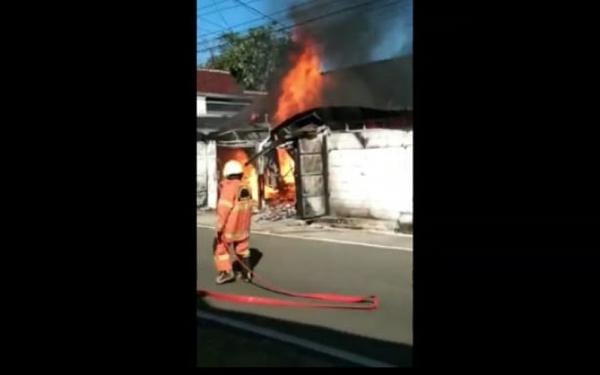  Pom Bensin Mini di Salatiga Terbakar, 1 Rumah dan Motor Hangus, 1 Orang Luka Bakar