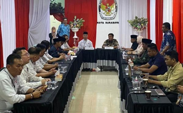 DPD Partai Perindo menyerahkan berkas pendaftaran bacaleg ke KPU, Minggu (14/5/2023) malam. (Foto: MPI/Aan Haryono)
