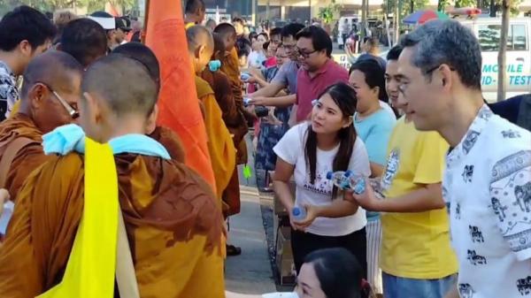 32 Biksu Lintas Negara Jalan Kaki dari Thailand ke Candi Borobudur Disambut Warga Subang<