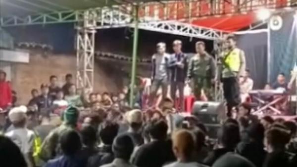 polisi_naik_panggung_senjata_laras_panjang