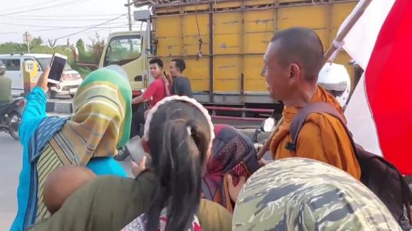 Puluhan Biksu Jalan Kaki Tiba di Indramayu, Warga Berebut Foto Bersama<
