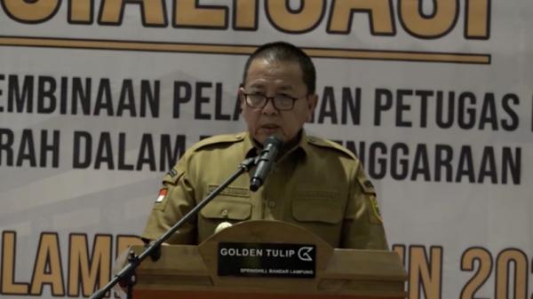 Gubernur Lampung Arinal Djunaidi melarang wartawan untuk merekam kegiatannya. Dia merasa pusing lantaran menjadi viral di media sosial. (Istimewa)