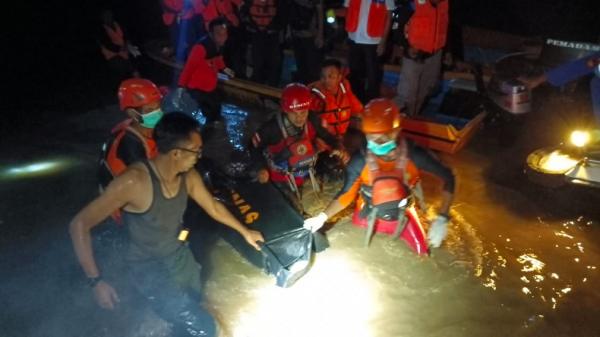 Jenazah Plt KetuaPartai Golkar Kubu Raya, Muhammad Iqbal Zafarullah ditemukan di perairan Klenteng Macau Kumpai Besar. (Foto: iNews.id/Faisal Abubakar))