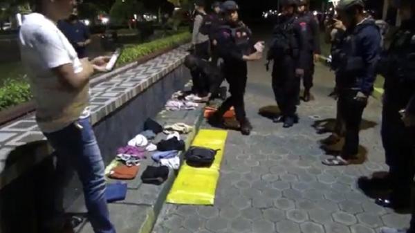 2 Tas Diduga Bom Gegerkan Warga Kota Parepare, Ternyata Isinya Ini (Foto: iNews/Erwin Eka Pratama)