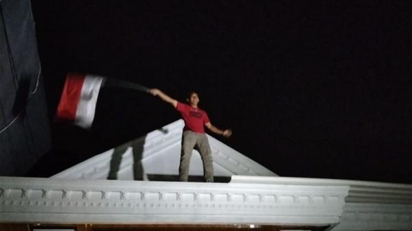 ayah_rizky_ridho_kibarkan_bendera_merah_putih