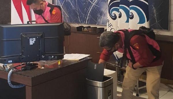Tim penyidik Kejagung RI menggeledah ruang kerja Johnny G Plate di Kantor Kementerian Komunikasi dan Informatika (Kominfo) pada hari ini Rabu (17/5/2023). (Foto istimewa).