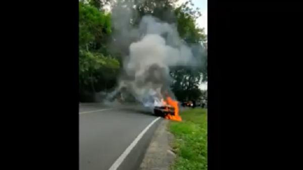 Mobil terbakar Api berkobar membakar mobil jenis sedan di Jalan Ahmad Yani, Tanjungpinang, Kepulauan Riau, Rabu (17/5/2023). (Foto: Istimewa).