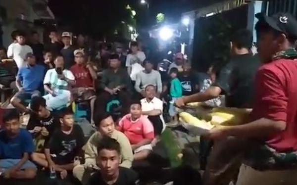 Keluarga Witan Sulaiman di Palu menggelar nobar dan pesta jagung rebus usai Timnas Indonesia meraih emas dengan mengalahkan Thailand 5-2. (Foto: iNews/Jemmy Hendrik)