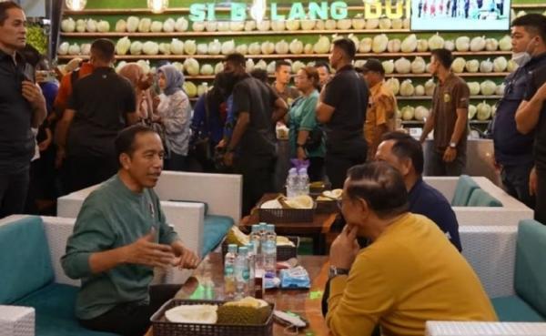 Indonesia Raih Medali Emas SEA Games Sepak Bola, Presiden Jokowi Traktir Menteri hingga Paspampres Durian