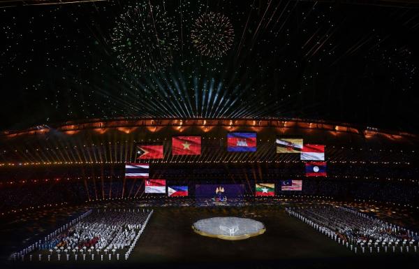 SEA Games 2023 resmi berakhir SEA Games 2023 resmi berakhir pada Rabu (17/5/2023). Penutupan ajang ini dilakukan di Stadion Morodok Techo National, Phnom Penh, Kamboja dengan berbagai tarian, seni bela diri, arak-arakan atlet dan pesta kembang api. (Foto: REUTERS)