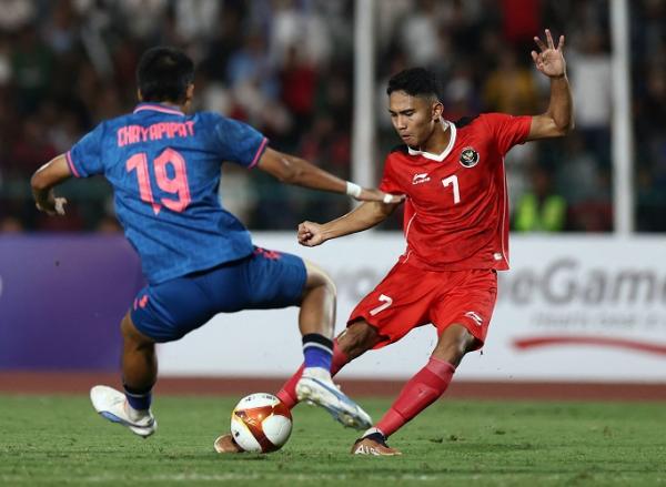 Timnas Indonesia U-22 Marselino Ferdinan Marselino Ferdinan (kanan) tak dibawa Timnas Indonesia U-23 pada Piala AFF U-23 2023. (Foto: REUTERS)