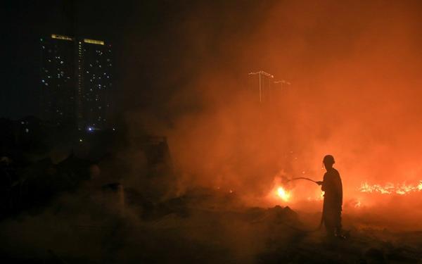 Kebakaran Gudang Oli di Tangerang Merembet ke Rumah Warga