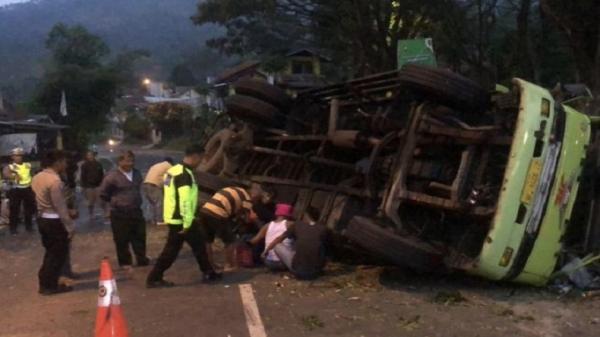 Kecelakaan di Nagreg Bandung Hari Ini, Truk Terguling Arus Lalin Dialihkan