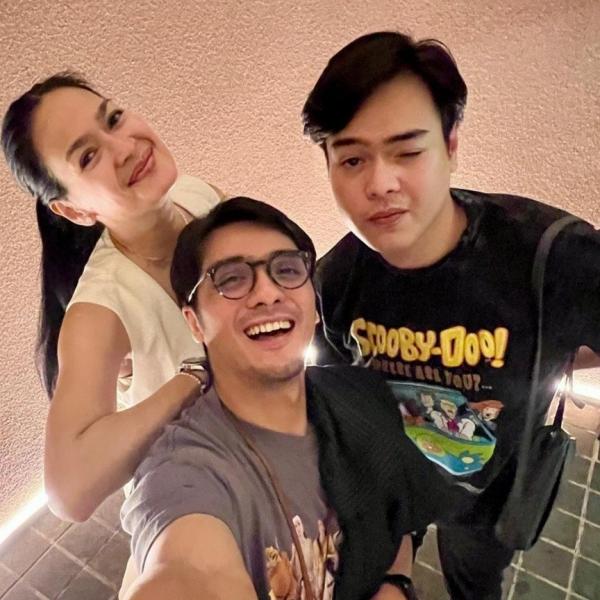 Artis Lawas Awet Muda Bak Kakak Beradik dengan anak. (Foto: instagram)