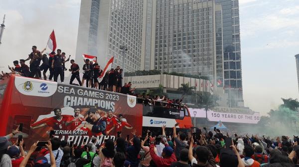 Arak-arakan Timnas Indonesia U-22 Tiba di Bundaran HI, Nama Pemain Persib Paling Menggema