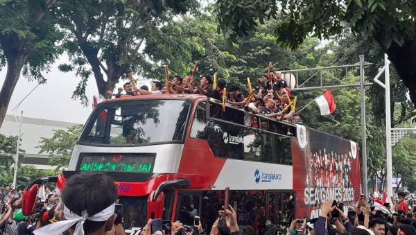 Arak-arakan Timnas Indonesia U-22 Super Meriah! Pemain Pamer Emas SEA Games 2023