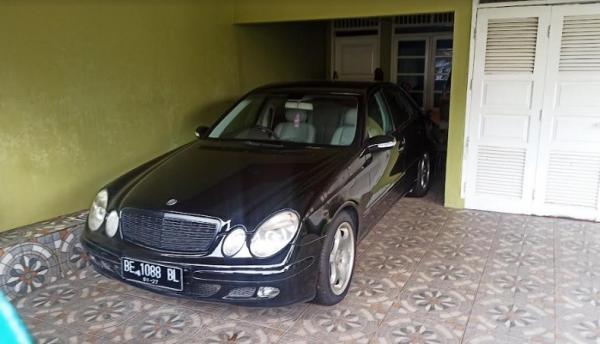 Mobil sedan Mercy di rumah Kepala Dinas Kesehatan Lampung, Reihana. (Foto: Ira Widyanti).