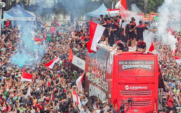 Pawai Timnas Berakhir di GBK, Menpora Dito: Terima Kasih Masyarakat Indonesia, Maaf Bikin Macet