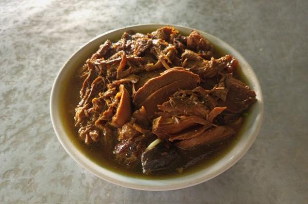 Mie Ayam Takeshi porsi jumbo dengan tambahan toping ayam. (Foto : iNews.id/Yohanes Demo)
