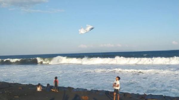 Ilustrasi gelombang tinggi  Ilustrasi gelombang tinggi