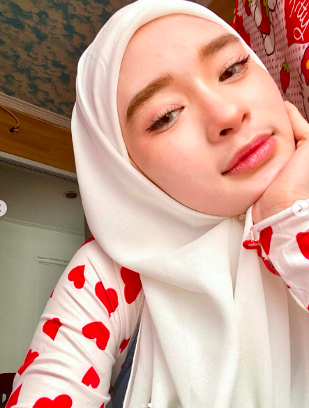 Potret Inara Rusli levas cadar. (foto: Instagram)