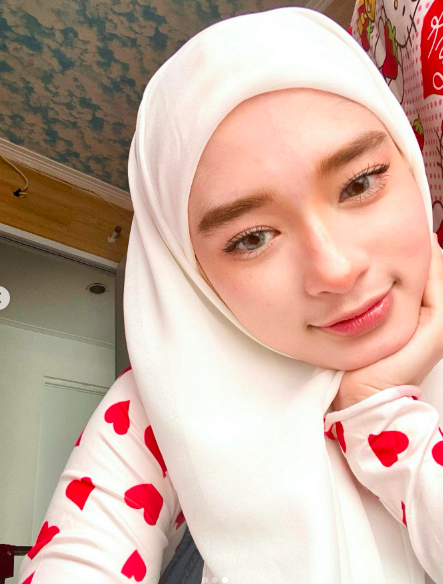Potret Inara Rusli levas cadar. (foto: Instagram)