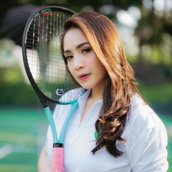 Artis suka makan pinggir jalan. (Foto: Instagram)