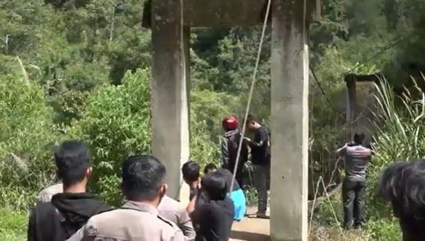 Jembatan Gantung Putus, Sekeluarga di Toraja Utara Jatuh ke Sungai