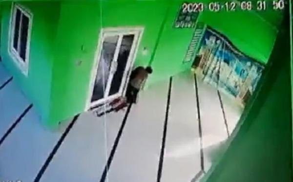 Rekaman CCTV pencurian kotak amal masjid di Tarakan, Kalimantan Utara. (Foto: Usman Coddang)