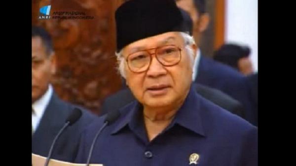 Isi Pidato Lengkap Presiden Soeharto Mundur Pada 21 Mei 1998