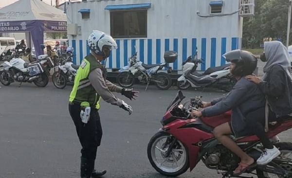 Terjaring Razia Polisi dan Ditilang, Pengendara Motor di Sidoarjo Menangis 