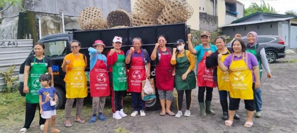 Para perempuan tangguh pejuang lingkungan dari TPS3R Sadu Kencana. (Foto: Dok. BRI)