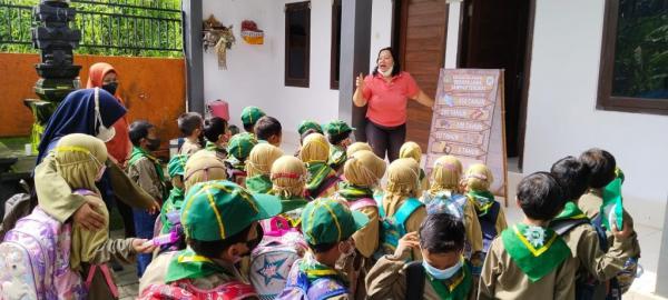 BRI Peduli Sadu Kencana 3 Tim TPS3R Sadu Kencana gencar memberikan edukasi ke sekolah-sekolah tentang pentingnya mengolah dan memilah sampah demi melestarikan lingkungan. (Foto: Dok. BRI)