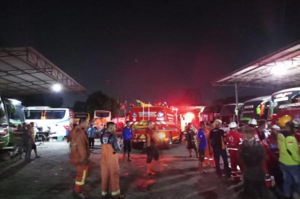 kebakaran_di_garasi_maju_lancar