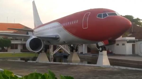 Pesawat berukuran besar mirip pesawat Kepresidenan Indonesia terparkir di halaman rumah warga Nganjuk, Jawa Timur. (Foto: Mukhtar Bagus).