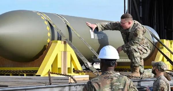 Bom Dahsyat AS Nuklir Iran 2 AP Sejumlah personel Angkatan Udara AS mengecek bom GBU-57 di Pangkalan Udara Whiteman di Missouri, Amerika Serikat. (Foto: AP)