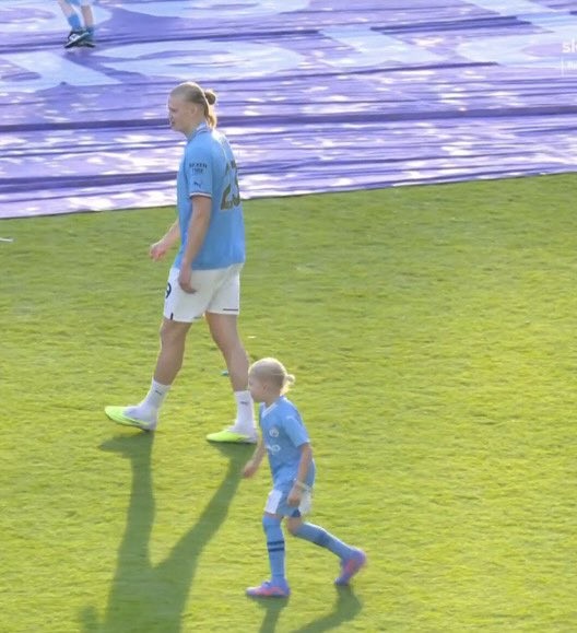 Momen lucu terjadi saat Manchester City merayakan juara Liga Inggris 2022/2023. Erling Haaland tiba-tiba bikin anak Kevin de Bruyne menangis. (foto: Istimewa)