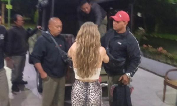Bule Jerman yang telanjang, Darja Tuschinski (28) saat diamankan petugas Satpol PP. (Foto: Ketut Catur)