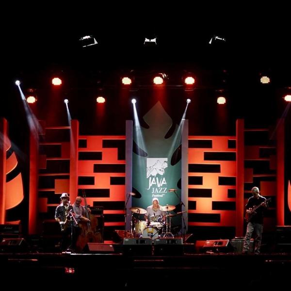 Live musikaligus eps ngakunya bukan musisi tapi langganan tampil Java Jazz. (SOURCE: Roov.id)