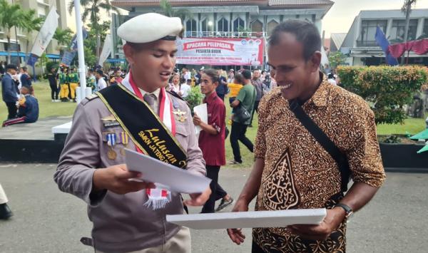 Bikin Bangga, Anak Penjaga Makam jadi Lulusan Terbaik SMKN Jateng dan Dapat Beasiswa di UI