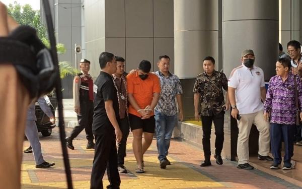 Tersangka penganiayaan David Ozora, Mario Dandy Satrio saat tiba di Kejari Jakarta Selatan, Jumat (26/5/2023) sore. (Foto: MPI)